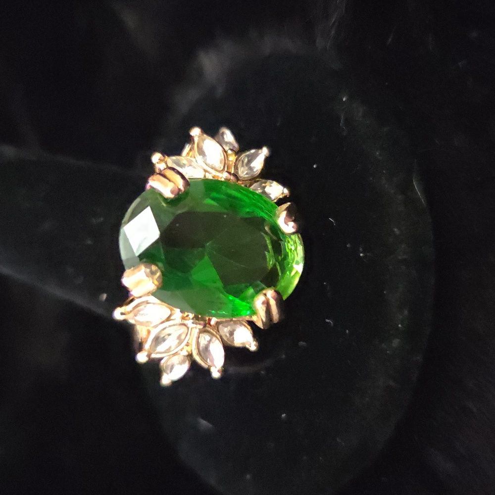 Ring, Elegant Green Gemstone Size 10 NWOT